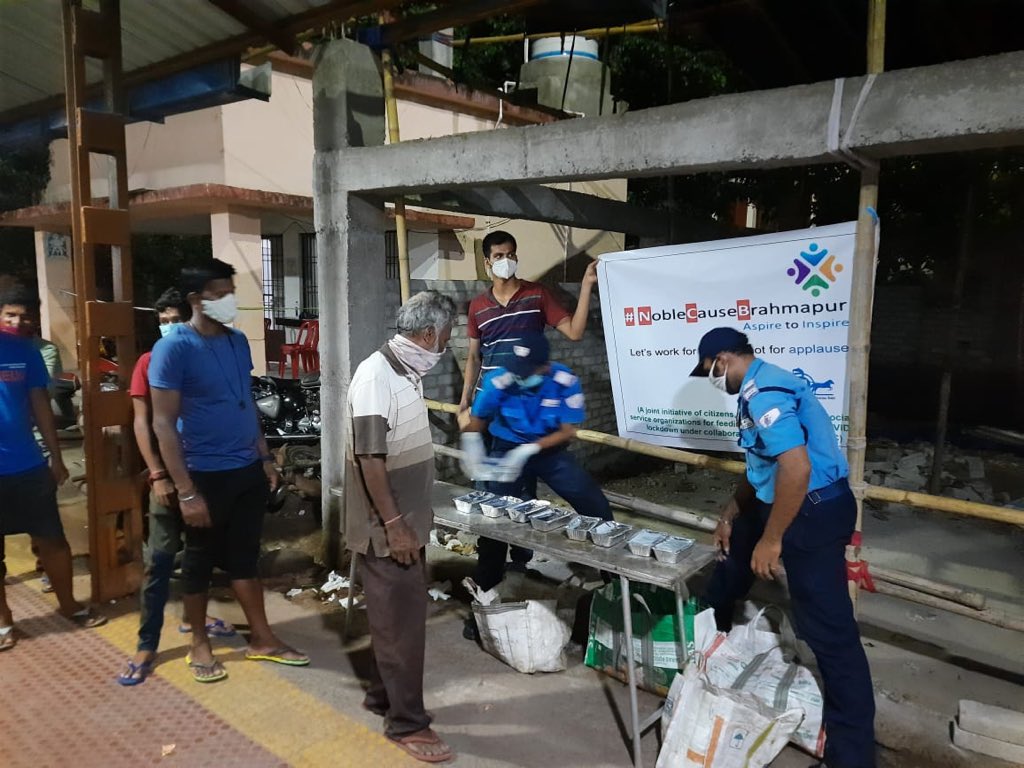 BhuyanMiten's tweet photo. Noble Cause Berhampur Team extended their hands on the needy time ... As much as we can will do to save the people of Berhampur. 🙏 https://t.co/7EMRVuVZ0T