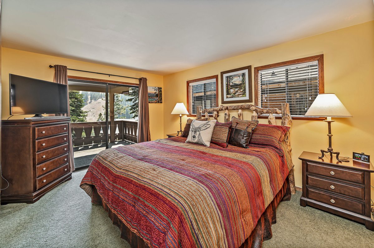 GrandWelcome's tweet photo. This is located right in front of the Diamond Peak Ski Resort. Diamond Delight is perfect for the family looking for year round adventure! โท๐
#tahoe #laketahoe #exploretahoe #laketahoelife https://t.co/9P9IHlQk00