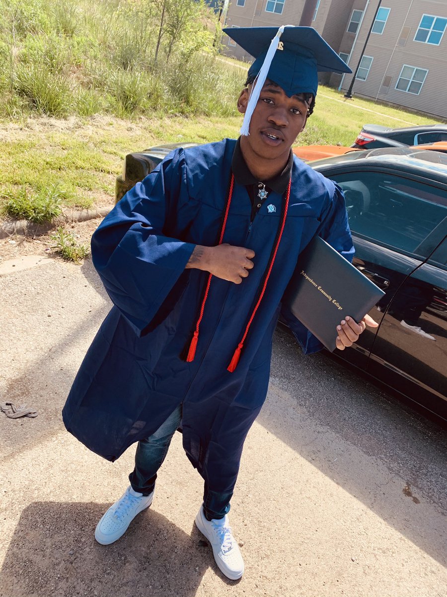 tc1szn1's tweet photo. Safe to say I beat the odds but this just the Beginning 👨🏾‍🎓🎉🔥 https://t.co/cdzBlKnhag