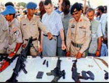 5 Jun '93 was a turning point. As UN retaliated, Aidid grew more popular, and the bond between Pakistani peacekeepers and Somali public broke down. Op Gothic Serpent (3 Oct '93) was the final nail in the coffin. That's my dad on the right. 12/n
