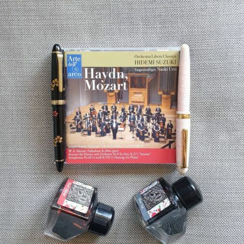 ClassicalCritic's tweet photo. #morninglistening to #Mozart &amp; #Haydn on #originalinstruments w/@LiberaClassica &amp; #NaokiUeo under @Hidemi_Suzuki on #ArteDellArco via @kinginterjapan

Amazon: https://t.co/RMLVUcVtNP

#WolfgangAmadeusMozart #JosephHaydn

#ClassicalMusic #classicalCDcoll… https://t.co/6L1fB2Jc0E https://t.co/dfnYp4torJ