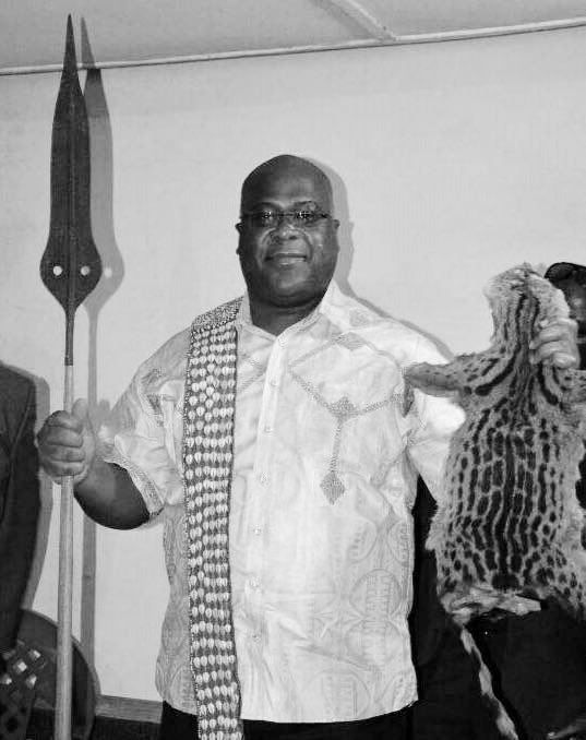 C’est en référence à cet attribut et à ce statut que de nombreux chefs de village, hommes Pô ou chefs d’État (Mobutu, Patrice Lumumba, kasavubu…) arboreront la toque de léopard pour entériner leur pouvoir, qui est l’équivalent d’une couronne royale dans la culture occidentale.