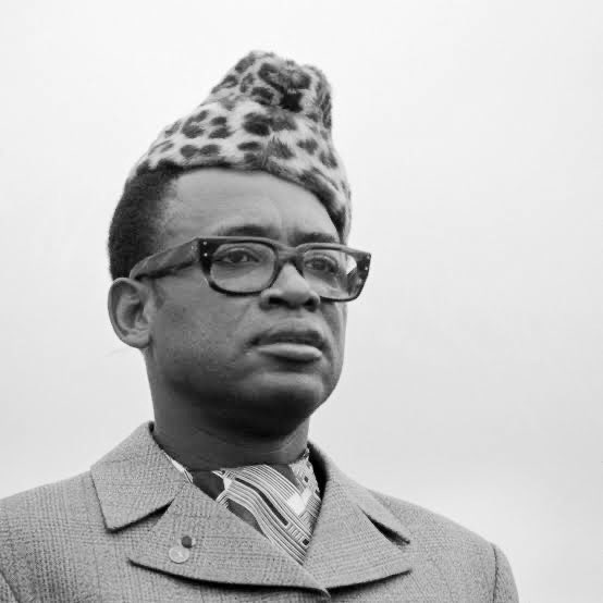 Mobutu, ancien lumumbiste commence à porter la toque en 1966, ayant compris ce qu’elle représente dans toutes les coutumes et traditions, Au début, ce bonnet ne coiffait sa tête que lorsqu’il était en boubou, puis en abacos à manche courte qu'il emprunt chez son ami Nyerere.