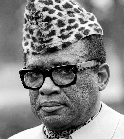 Mobutu, ancien lumumbiste commence à porter la toque en 1966, ayant compris ce qu’elle représente dans toutes les coutumes et traditions, Au début, ce bonnet ne coiffait sa tête que lorsqu’il était en boubou, puis en abacos à manche courte qu'il emprunt chez son ami Nyerere.