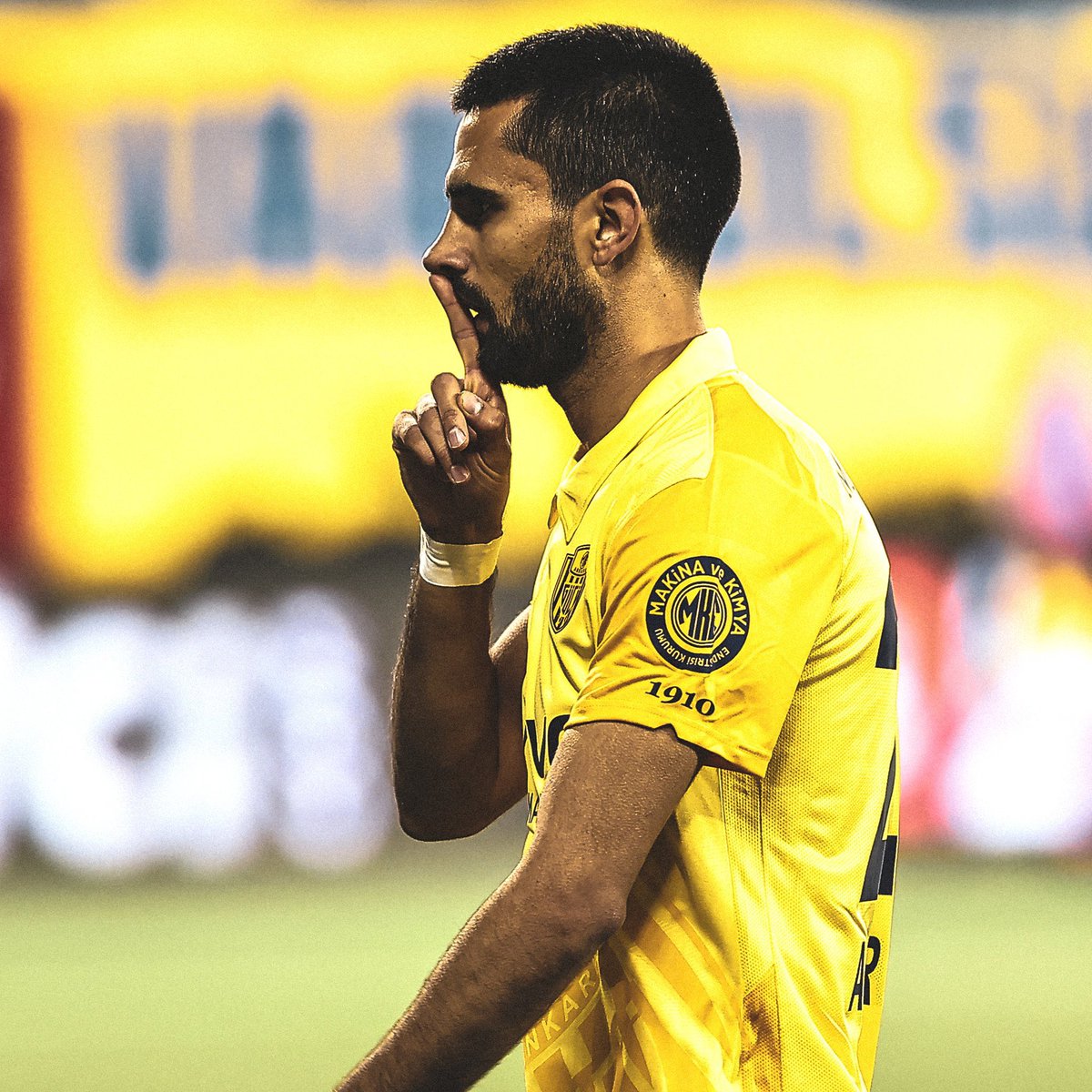 8 sene Fenerbahçe'de ekmek ye, katkı verme.

Gel bu hareketi yap. Herkes kendini belli ediyor.