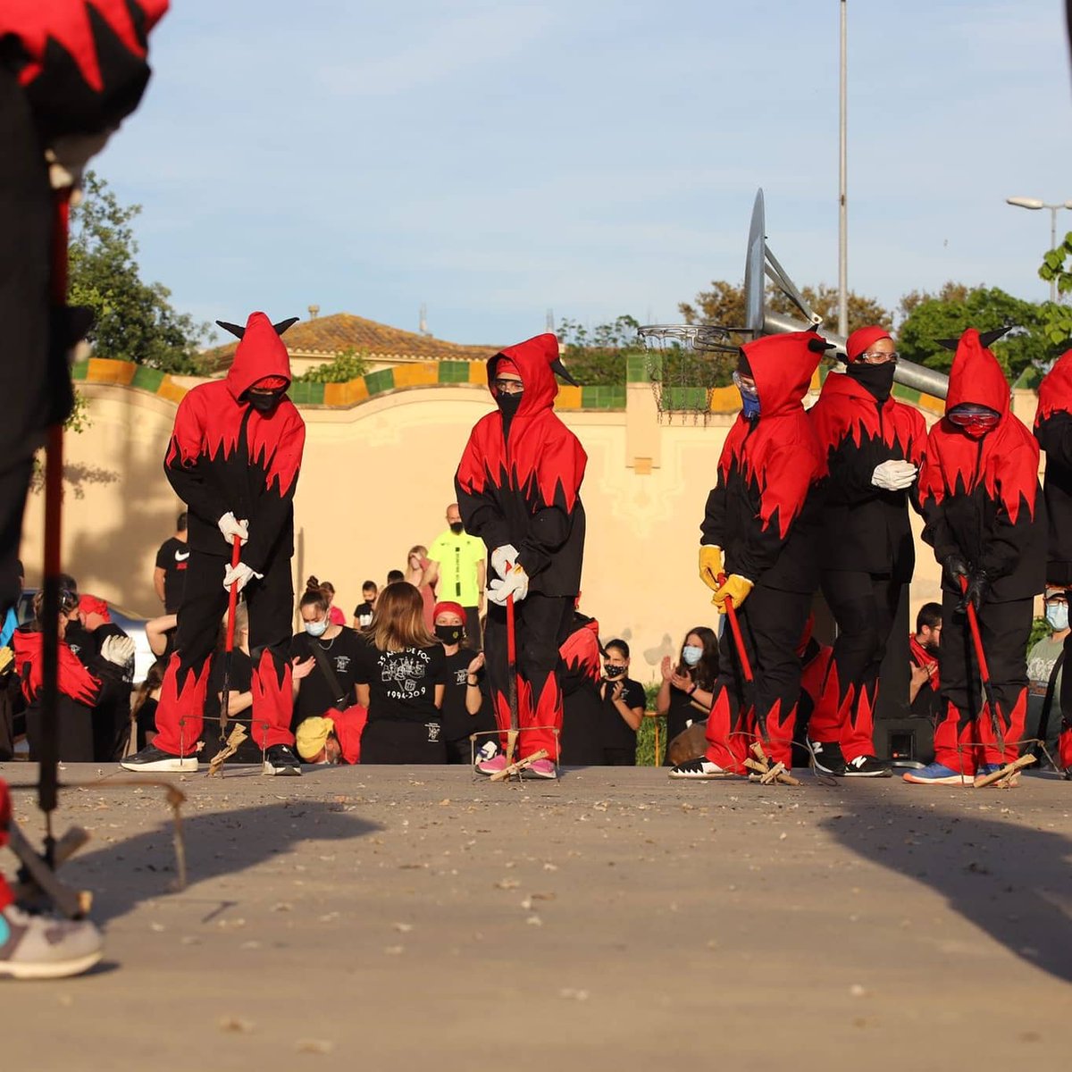3/6 <a href="/encendraires/">Encendraires LFV</a> han tornat a omplir de pòlvores i foc #lesFranqueses . Per Sant Ponç, el Ressorgir del foc.