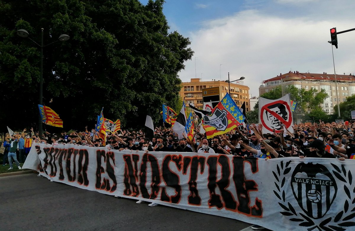 Fernan228's tweet photo. Fer-se escoltar. Reivindicar el que és de la gent. Dia per a la història. Dia per a la memòria col.lectiva.
Dia per a confirmar que esta identitat centenària mai caurà, perquè sempre tindrà mans davall per a rebre-la.
#YoVoyVCF #8Mayo https://t.co/z3gl8reWGk
