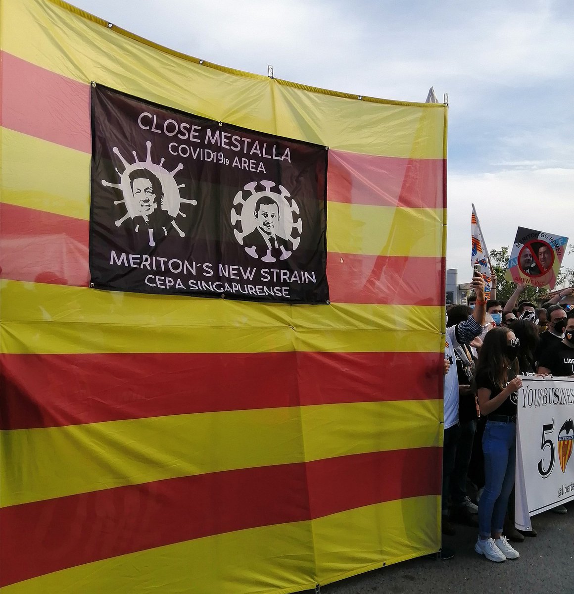 Fernan228's tweet photo. Fer-se escoltar. Reivindicar el que és de la gent. Dia per a la història. Dia per a la memòria col.lectiva.
Dia per a confirmar que esta identitat centenària mai caurà, perquè sempre tindrà mans davall per a rebre-la.
#YoVoyVCF #8Mayo https://t.co/z3gl8reWGk