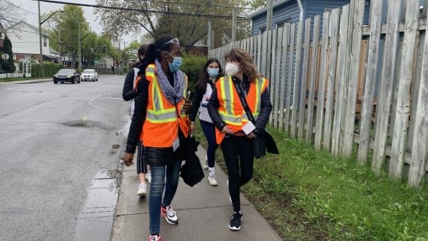 oberman_adam's tweet photo. Behind the door-to-door campaign viewed as key to raising Montreal's vaccination rate
https://t.co/f4fsgmAP5i by ⁦@AlisonNorthcott⁩ https://t.co/nUg4Ez6u8j