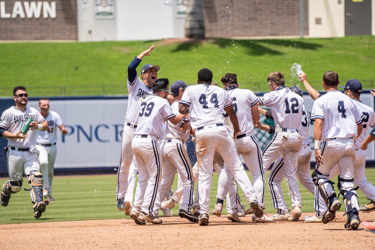 SunConference's tweet photo. 🚨 WALK-OFF ALERT 🚨

USCB comes back down three to take it in the bottom of the tenth! They are headed to the Championship Game tomorrow!

Final |  WU 5, USCB 6

#SuuscbnBSB https://t.co/F429SOnXPx
