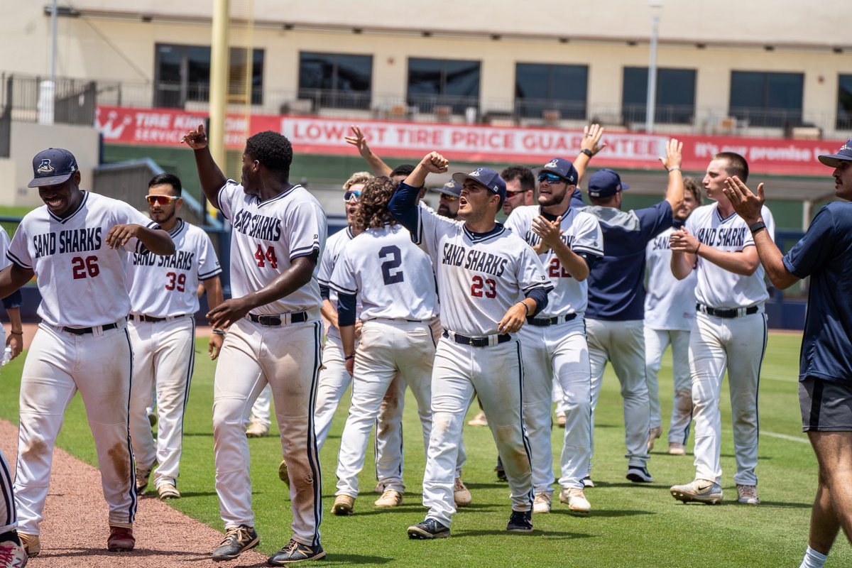 SunConference's tweet photo. 🚨 WALK-OFF ALERT 🚨

USCB comes back down three to take it in the bottom of the tenth! They are headed to the Championship Game tomorrow!

Final |  WU 5, USCB 6

#SuuscbnBSB https://t.co/F429SOnXPx