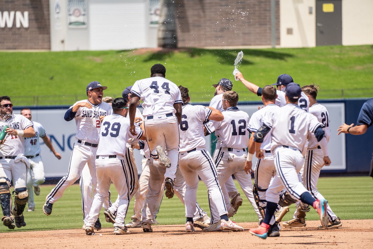 SunConference's tweet photo. 🚨 WALK-OFF ALERT 🚨

USCB comes back down three to take it in the bottom of the tenth! They are headed to the Championship Game tomorrow!

Final |  WU 5, USCB 6

#SuuscbnBSB https://t.co/F429SOnXPx