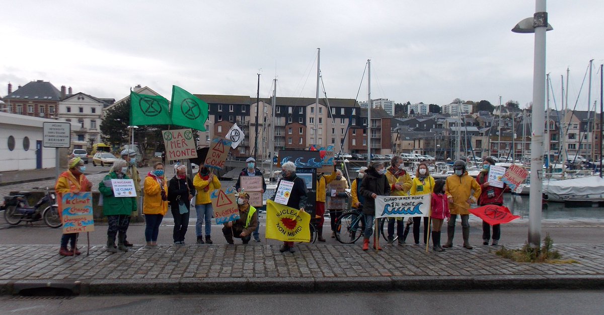 XFecamp's tweet photo. #ExtinctionRebellion #fecamp #deambulation #action « La mer monte! » #cotesnormandes #normandie #Normandy #port https://t.co/uR5VmQ6WBa