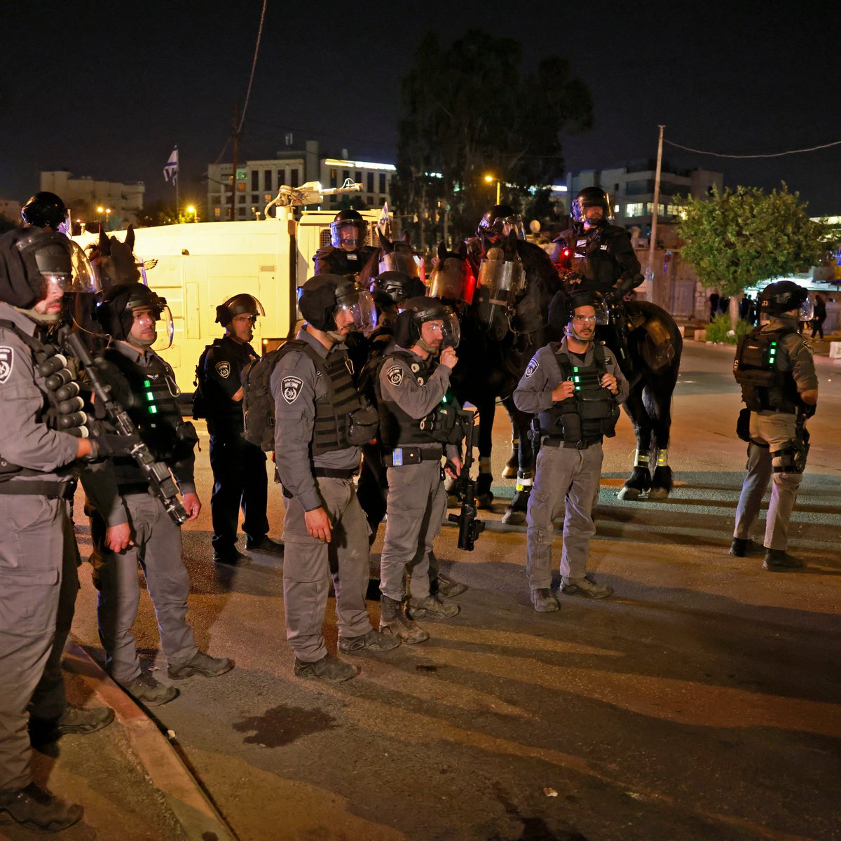 Israeli police put up barricades in Jerusalem's old city, after raiding the Al-Aqsa mosque on Friday and wounding 200+ Palestinians.Police have repeatedly blocked Palestinian access to holy sites in Jerusalem's old city during Ramadan.