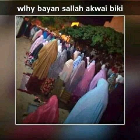 um1_umar's tweet photo. I hate the way our society judge women wato ita mace bata da wani buri/achievement sai aure so women can’t go to mosque 🕌 again and pray in peace sai neman miji ne zai kaimu as if we don’t have other things to pray for in our lives 🤦‍♀️🤦‍♀️🤦‍♀️aure is our only achievement https://t.co/idFhK5ZHoy