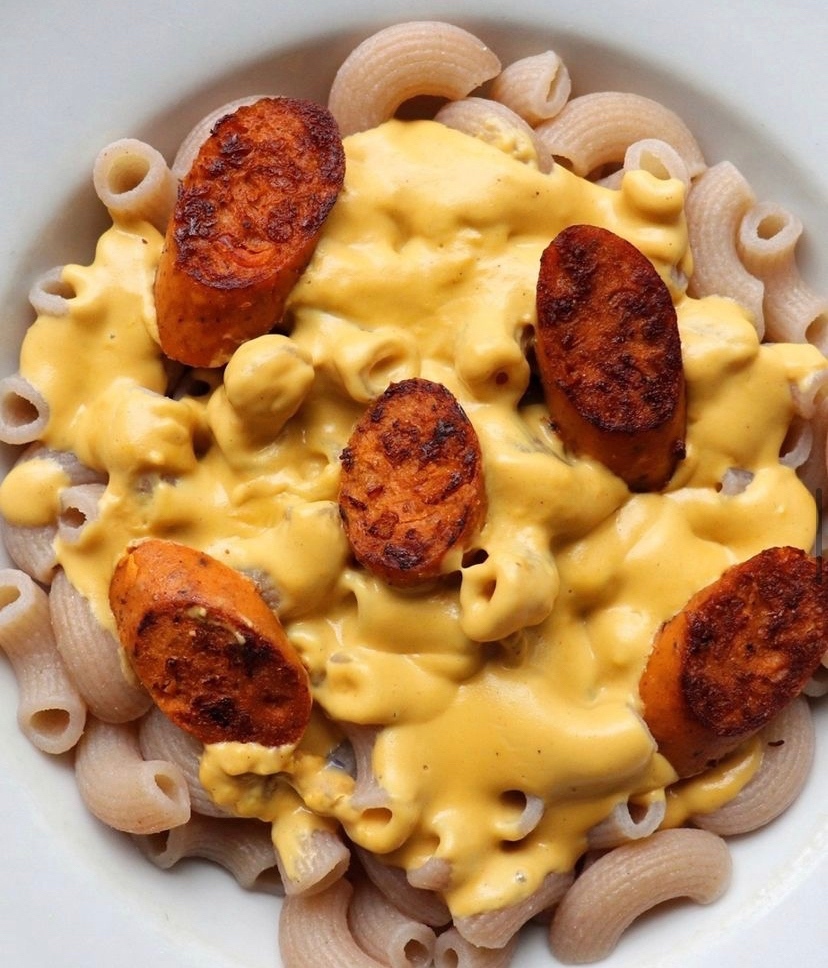 Where are our mac &amp; cheese lovers at? 🧀

- - - more importantly who grew up putting hot dogs in their mac &amp; cheese? Drop a 👋 below.

We are loving this recipe from @nonavegan using our veggie links &amp; the @nonavegan cheesy sauce! 🤤