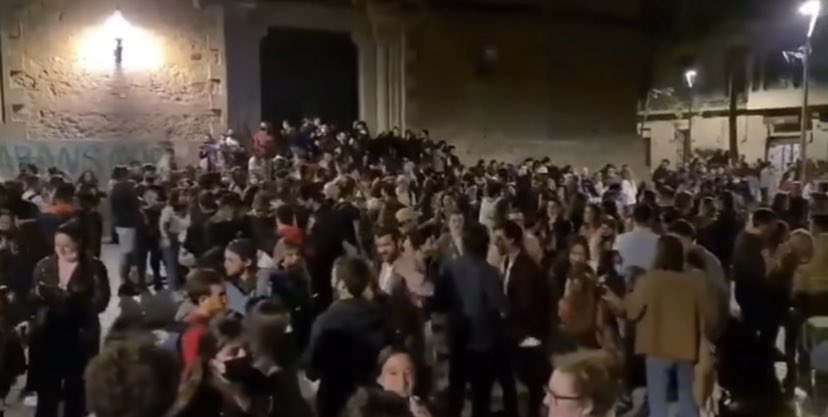 esdecirdiario's tweet photo. Finaliza el estado de alarma y así están Madrid, Barcelona, Sevilla, Salamanca...

Incivismo e irresponsabilidad.

¿De qué vale celebrar “el fin de algo” cuando a su vez significa el comienzo de otra cosa probablemente aún peor?

Para reflexionar.

#FinEstadoDeAlarma #AsíNo https://t.co/674xELstAf