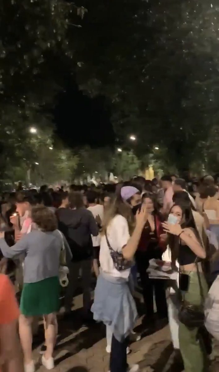 esdecirdiario's tweet photo. Finaliza el estado de alarma y así están Madrid, Barcelona, Sevilla, Salamanca...

Incivismo e irresponsabilidad.

¿De qué vale celebrar “el fin de algo” cuando a su vez significa el comienzo de otra cosa probablemente aún peor?

Para reflexionar.

#FinEstadoDeAlarma #AsíNo https://t.co/674xELstAf