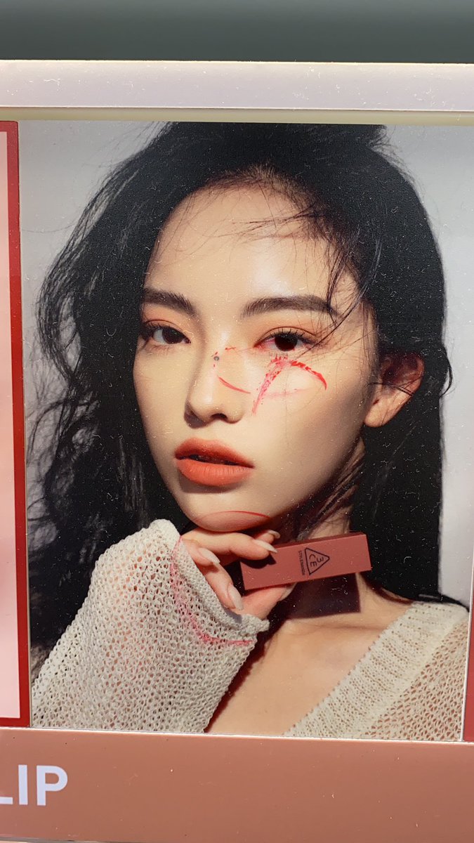 틴트를 여기... 왜닦는거지? 색조장 청소 안한지 오조오억년인데...