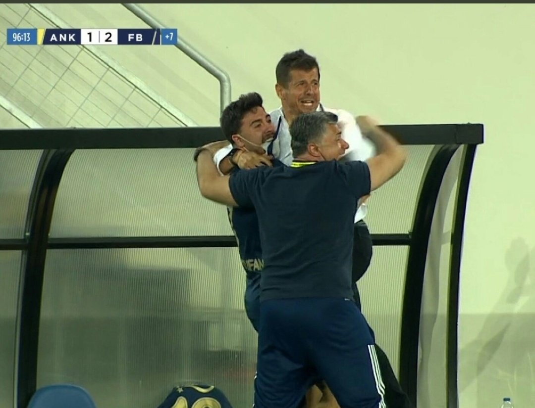 Sen fenerbahçenin ta kendisisin
Emre Belözoglu 💛💙