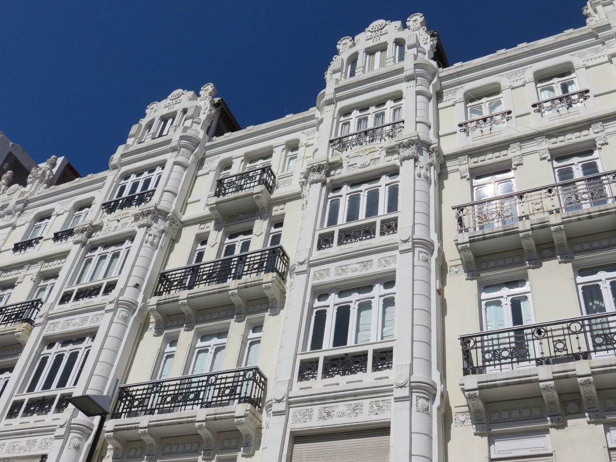 elviajeroaccide's tweet photo. Hemos disfrutado de #pasear por #Coruña fijándonos en edificios por los que pasamos a menudo sin verlos... gracias a la #visitaguiada "Tras el modernismo" que hemos hecho con @visitascoruna. Os lo contaremos en uno de nuestros #podcasts en @RadioViajera 
@CEFAPIT @guiasdegalicia https://t.co/pb3FbLRgvY