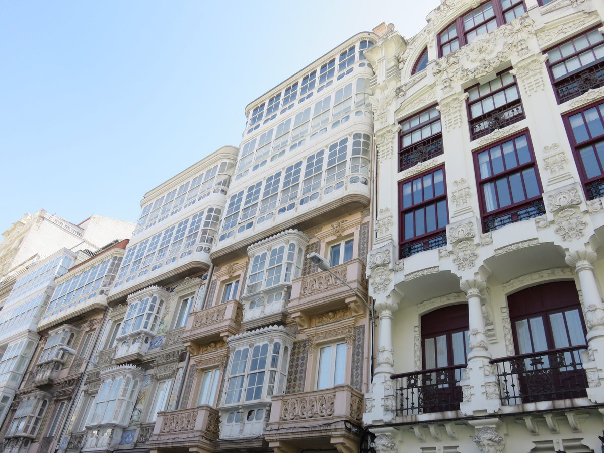 elviajeroaccide's tweet photo. Hemos disfrutado de #pasear por #Coruña fijándonos en edificios por los que pasamos a menudo sin verlos... gracias a la #visitaguiada "Tras el modernismo" que hemos hecho con @visitascoruna. Os lo contaremos en uno de nuestros #podcasts en @RadioViajera 
@CEFAPIT @guiasdegalicia https://t.co/pb3FbLRgvY