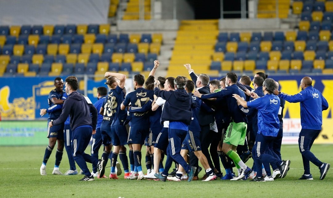 beennzeynep's tweet photo. Gol attıktan beri yerimden kalkamıyorum. Adamsın FENERBAHÇE 💛💙 https://t.co/gDcivuKk10