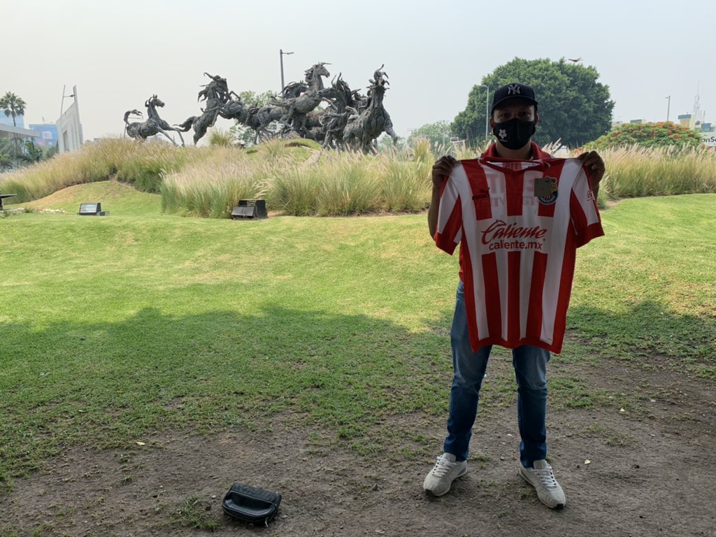 esportsChivas's tweet image. Él es Diego y ganó en la Glorieta de la Estampida... ¿Dónde estará el siguiente jersey? 😍 

Yo no sé, pregúntenle a @TapatioCD 🇦🇹 #SíSeñor 🎺🎻

#Chivas115