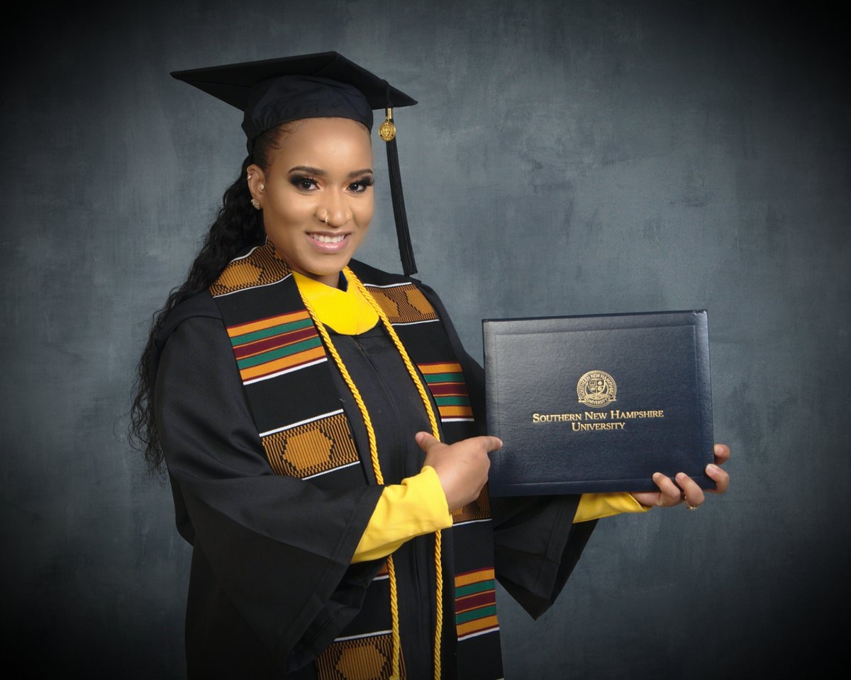 Mommy did it... and they helped! 

Happy #MothersDay to all of our SNHU moms - especially our newest grads! #SNHUcelebrate