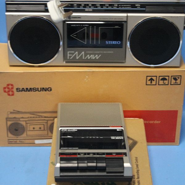 cuttlestones's tweet photo. We have several vintage radio's in our auction in Wolverhampton on the 12th May, including two CB Radio sets. Remember these?
#radio #auction #vintage #staffordshire https://t.co/ipVb7Ud6dR