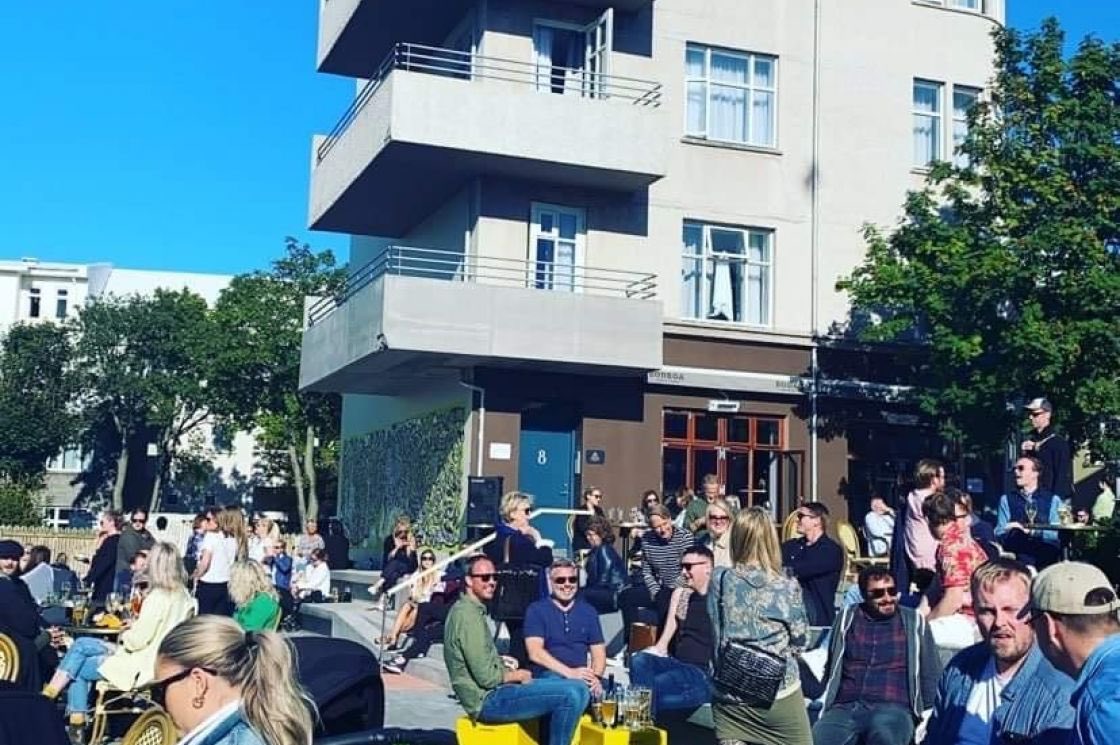 Hugsa sér að þarna hefðum við getað haft áfram bílastæði fyrir 12 BÍLA! TÓLF!! En ekki 80-120 borgarbúa og gesti at any given monent, havin' a good fkn time. ER ÞETTA BORGIN SEM VIÐ VILJUM???