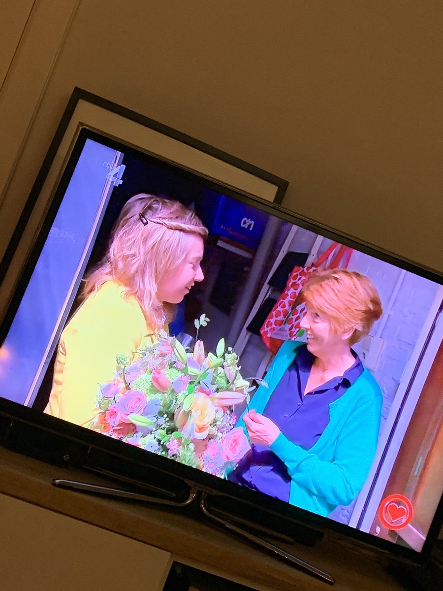 ShePostsOnline's tweet image. Oké, dus deze kandidaat jatte een mandje van de hoofdsponsor voor thuis in de garage? #allyouneedislove #aynil @albertheijn