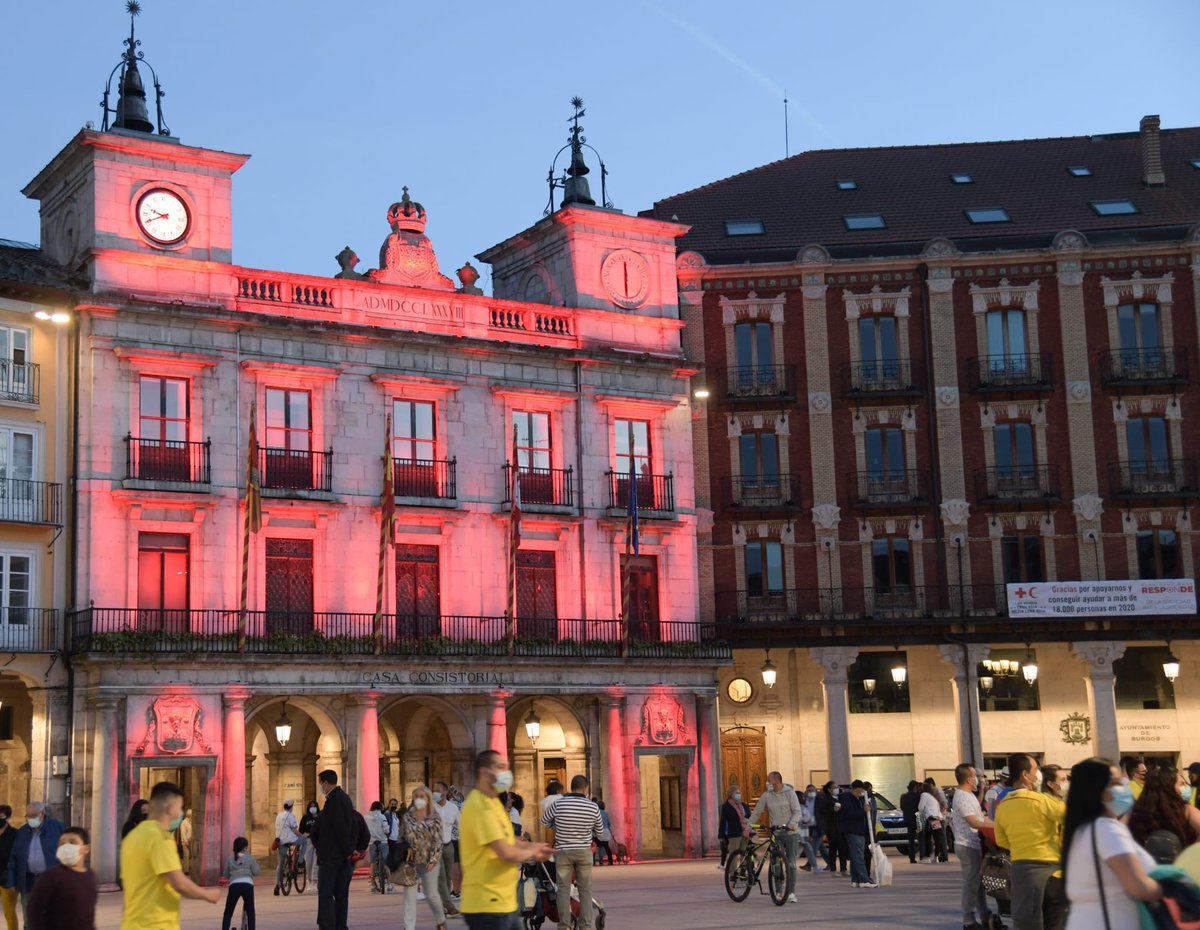 CruzRojaBurgos's tweet photo. Hoy #Burgos y la fachada de su Ayuntamiento se tiñen de rojo 🔴 con motivo del #DiaMundialCruzRoja @CruzRojaEsp @crecyl #VuelveaLatir #DeLaSociedadParaLaSociedad https://t.co/tdtchZ2Jwh