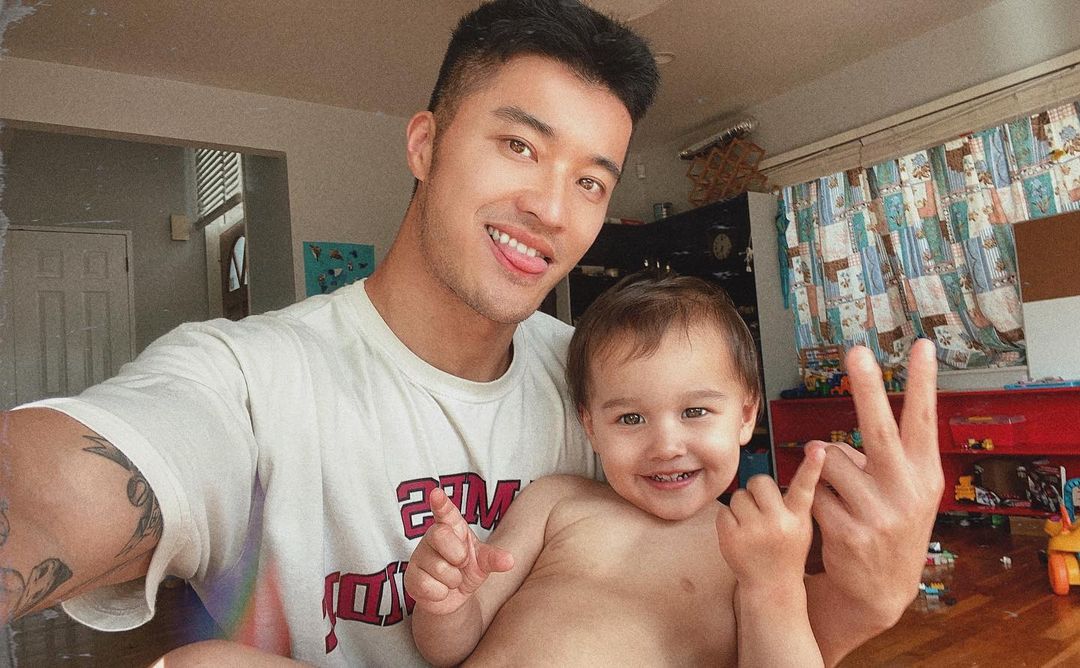 NotiBLOficial's tweet photo. Sabías qué ⁉️
Edison Fan es un modelo CHINO abiertamente Gay en su país, y por si no lo saben, es PADRE SOLTERO.
Su hijo se llama Frederic y es adoptado.
📌Sigue a Edison en IG: edisonfanye
#BL #NotiBL #China #EdisonFan https://t.co/z90Gb5ZmXU