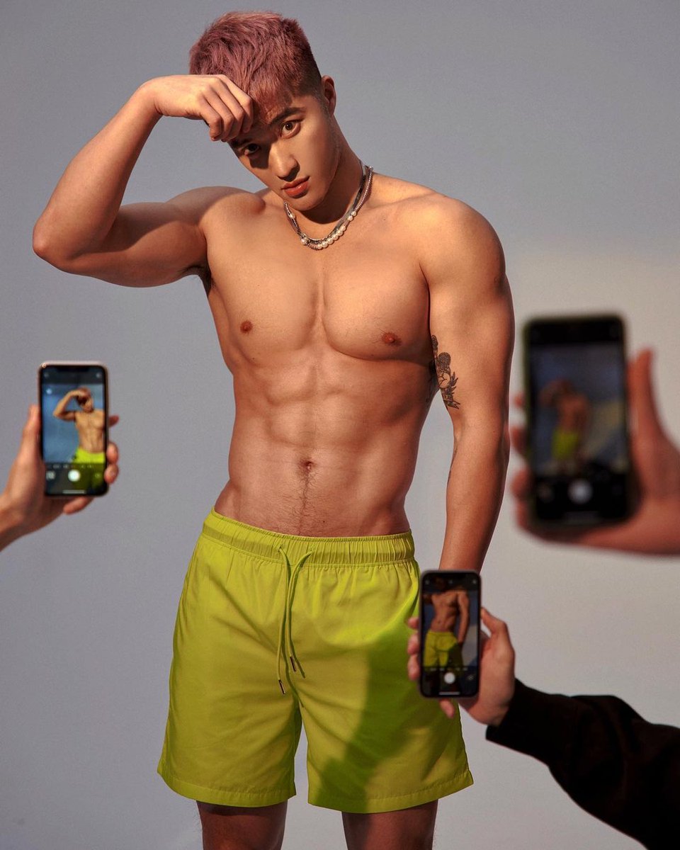 NotiBLOficial's tweet photo. Sabías qué ⁉️
Edison Fan es un modelo CHINO abiertamente Gay en su país, y por si no lo saben, es PADRE SOLTERO.
Su hijo se llama Frederic y es adoptado.
📌Sigue a Edison en IG: edisonfanye
#BL #NotiBL #China #EdisonFan https://t.co/z90Gb5ZmXU