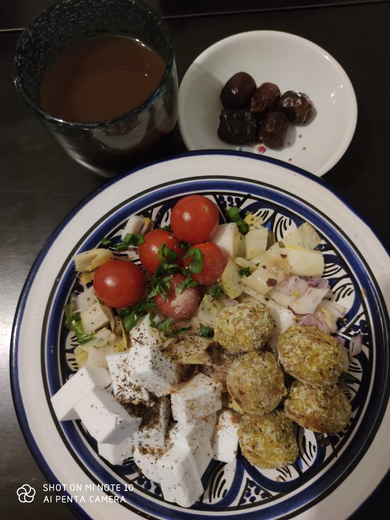 MARiiNExG's tweet photo. ☪️Jus de pruneaux et dattes
Endives,échalotte,tomates cerise, falafel lentilles coral coco @Latelier_V et feta vegan @ViolifeFoods
#ramadan #vegan #ramadankareem #veganramadan #alhamdulillah #inchallah #iftar #imsak #halal #salam  #bismillah #sounnah #violife #veganfeta #falafel https://t.co/nERpvTbfOf