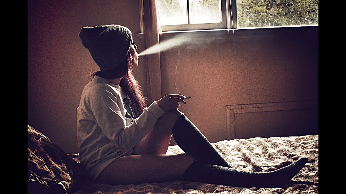 #marlboroMenthol100 / here pic myself after school 1 afternoon age 18 having a marlboro menthol as listen to music.