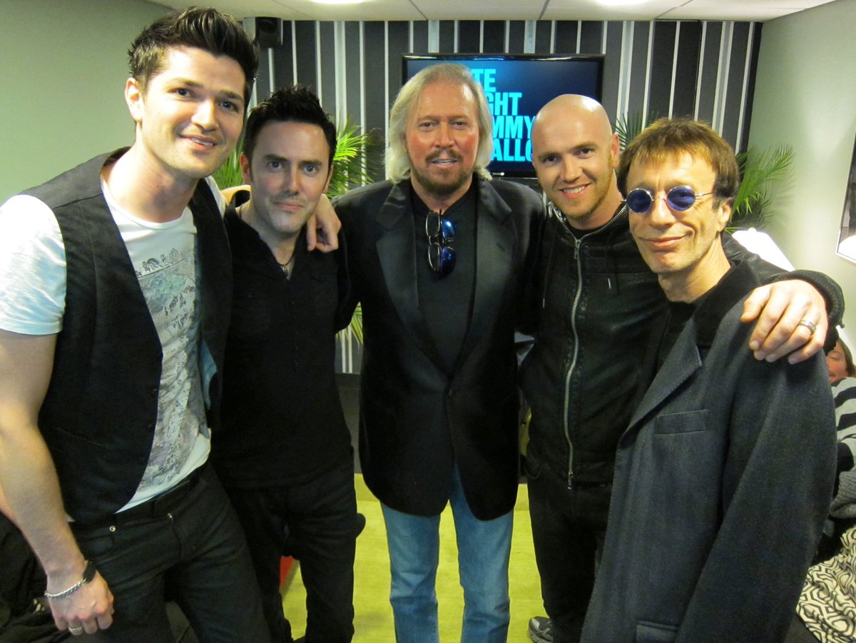 glenofthepower's tweet image. Another old archive find! 📸 Jimmy Fallon Show - New York City - 16th March 2010. Amazing meeting Barry & Robin that evening, such lovely guys. Massive influence on me and the reason I discovered falsetto! 🗣 #thebeegees #barrygibb #robingibb #thejimmyfallonshow