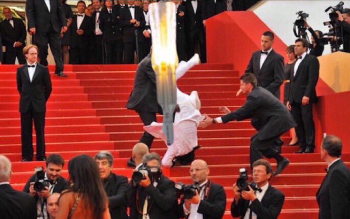 behindnmetaints's tweet image. ❗️❗️#ChineseRocket has knocked jason derulo down the met gala steps❗️❗️