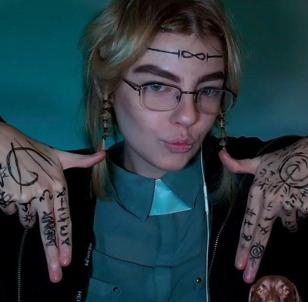 strmerspics's tweet photo. god is a woman and she does cosplay https://t.co/fP2mro085q
