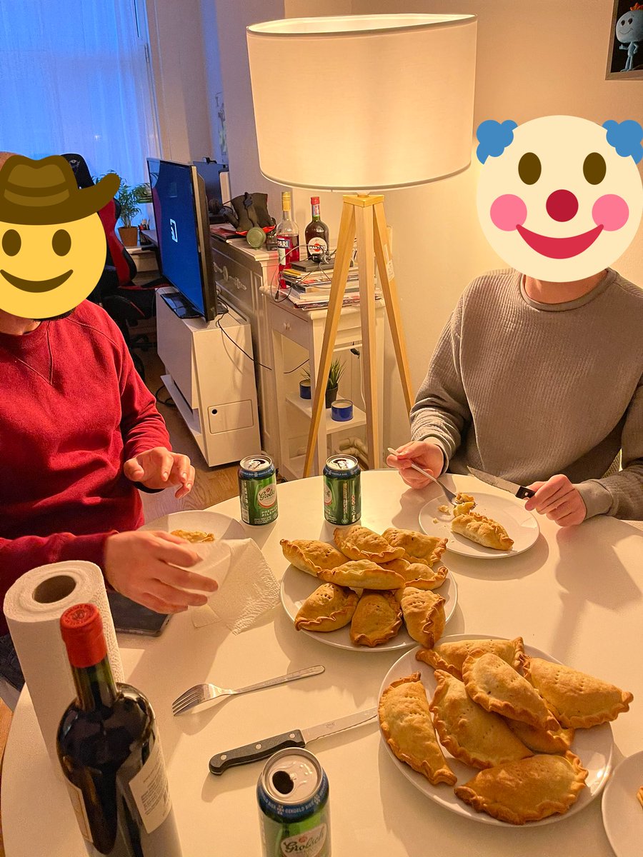 Hice empanadas y uno me las está comiendo con cuchillo y tenedor no querés quemar la bandera argentina también ya que estás