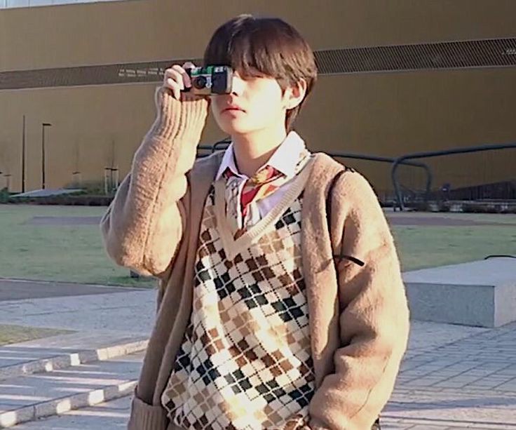 Taehyung wearing a vest ; a much needed thread