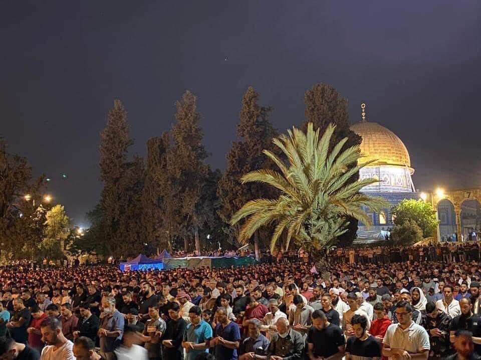 WorldofSufis's tweet photo. Despite bullets, stun grenades, sound grenades and arrests, over 90,000 Muslim worshippers have gathered this evening for the 27th night of #Ramadan at the #AlAqsaMosque. 

#Palestine #Palestinians #AlAqsa #AlAqsaUnderAttack #Islam #SheikhJarrah #SaveSheikhJarrah #AlAqsaMosque https://t.co/zU9rtLHpHH