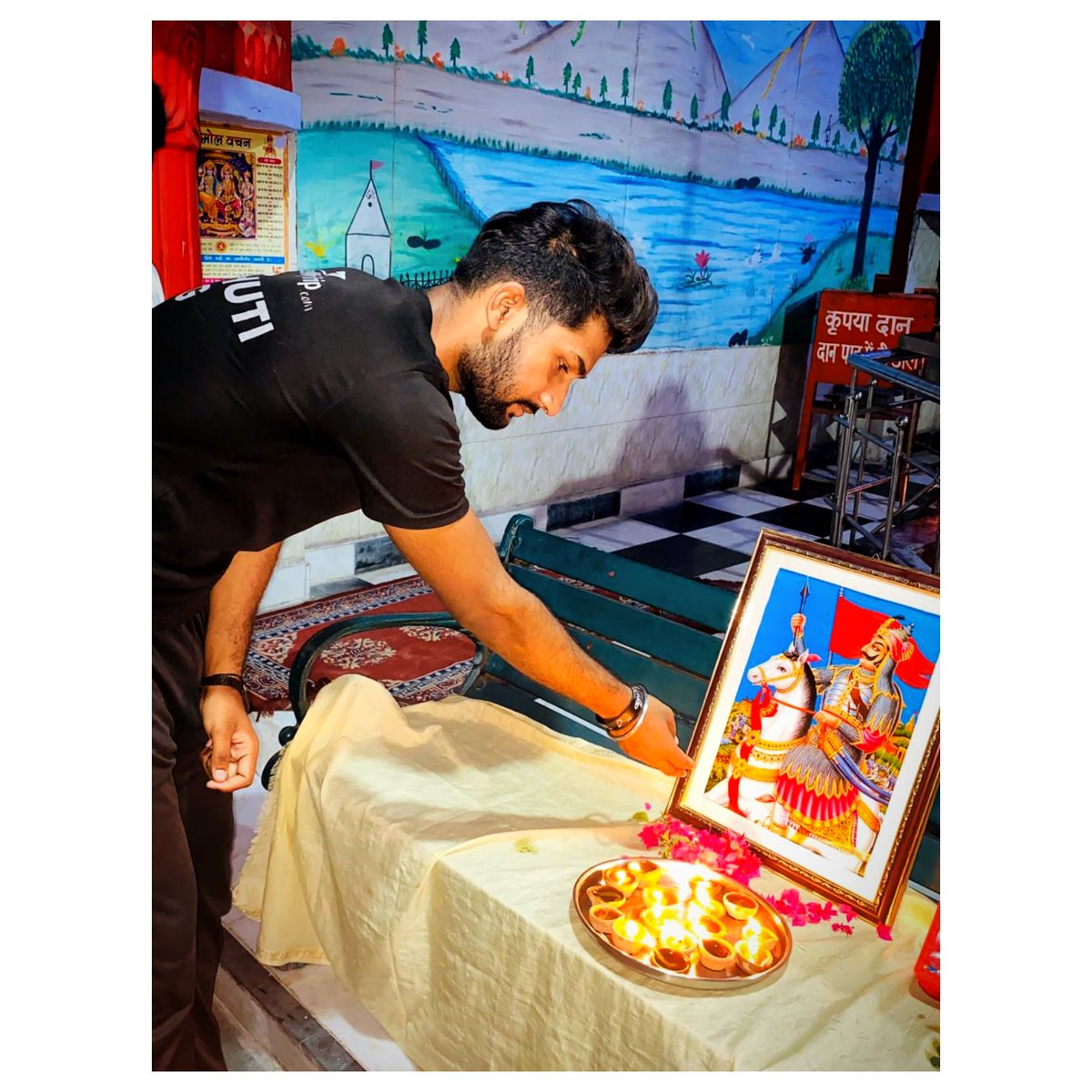 Raghavji21's tweet photo. भारत माँ का वीर सपूत, हर हिदुस्तानी को प्यारा हे…
कुँअर प्रताप जी के चरणों में, सत सत नमन हमारा हे..
महाराणा प्रताप जयंती की शुभकामना🙏🏻🙏🏻❤️❤️
.
.
.
.
#MahaRanaPratapJayanti    #raghavji #vvip #rajputana #rajputlife #rajputanastyle #lyfstyle https://t.co/jx6WHcTRjo