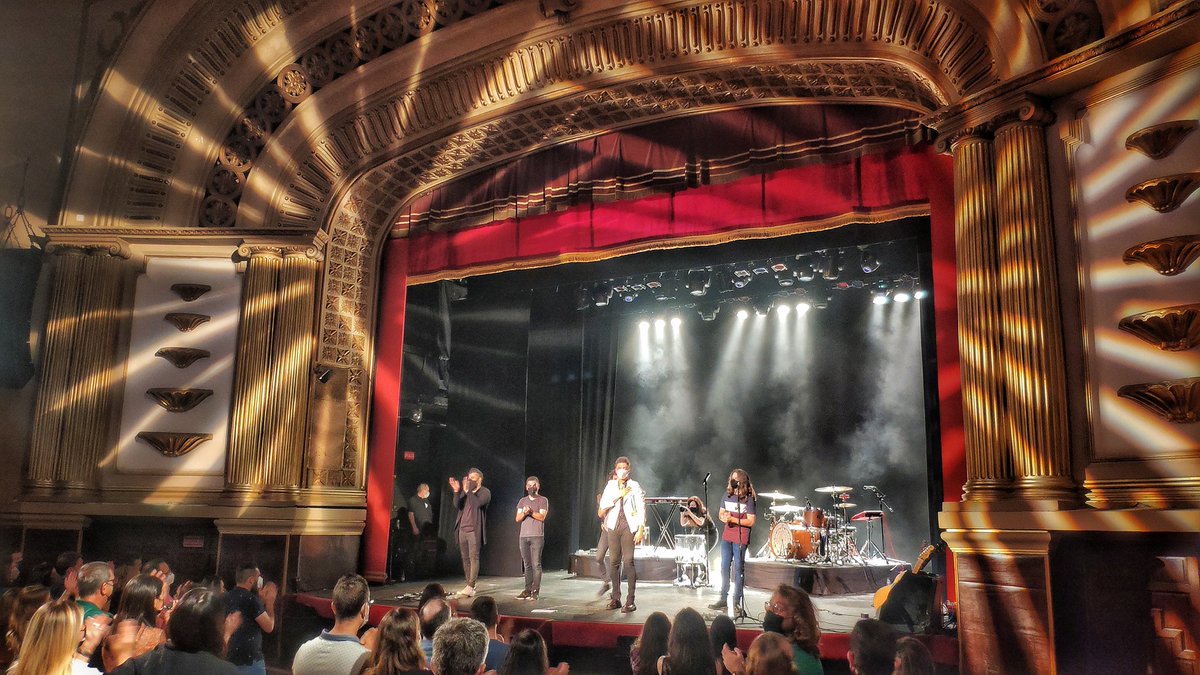 «Una ciudad en pausa…
y tu sonrisa intacta» ⏸️🎶🙌
·
·
Todas las ciudades en #pausa…
·
y @Shinovaoficial, regalando sonrisas 😎, y dando #laBuenaSuerte hoy en #Valladolid. #TeatroCarrión.
·
[🎼 #LaSonrisaIntacta, #Shinova… y la #CulturaSegura].