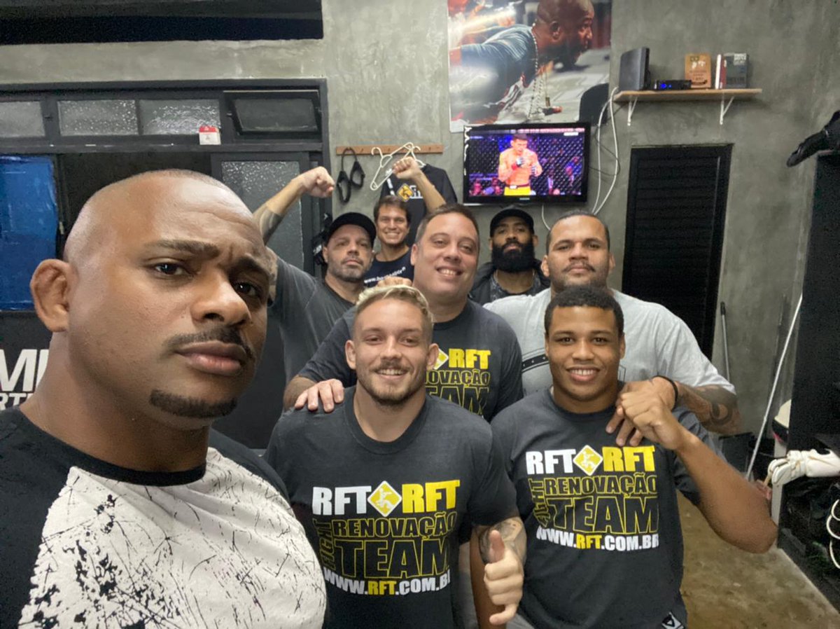 #ufcnocombate Galera da RFT na torcida para a estreia do Carlston Harris Moçambique !! Chocolate,  Bruno Grillu, Todinho, Jabá e a galera toda na torcida!