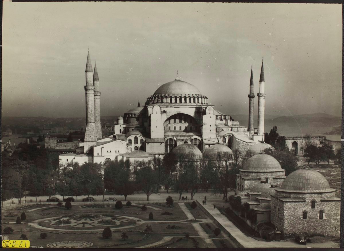 Quant au Hafız Yaşar, Atatürk lui donne la plus importante mission: la lecture de la sourate Yasin et d’autres sourates en arabe puis en turc dans la mosquée Ayasofya la nuit du Destin le 3 Février 1932.