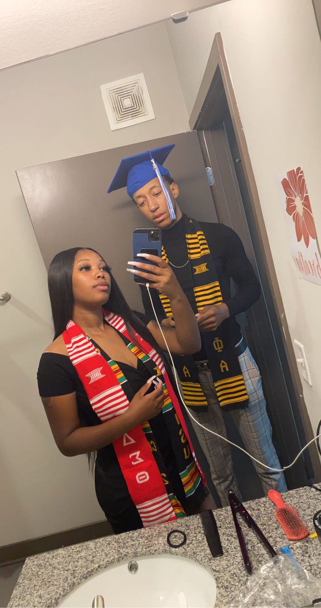_marrriiaahh's tweet photo. walking across that stage w my man🥺🥰♥️🥳 https://t.co/Kd8LjlblxX