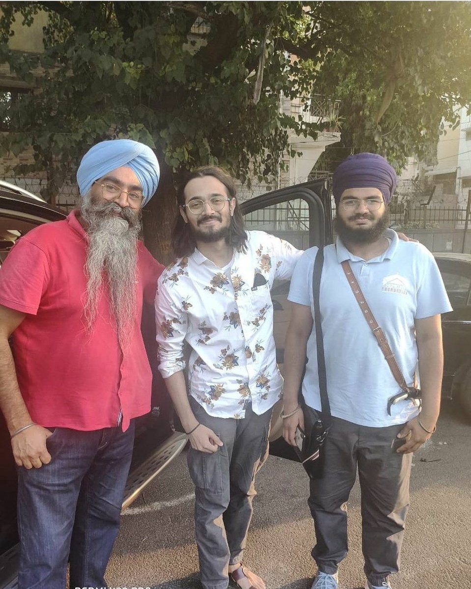 In case you are wondering why bhuvan bam donated to Hemkunt. The guy on the right is Irinder Singh Ahluwalia(managing director of Hemkunt) . Join the dots.