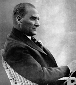 C’est une énorme réussite : le peuple turc comprend sa religion. Atatürk vient de gagner une nouvelle victoire face à l’ignorance.